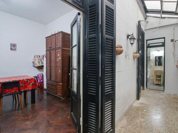 PH 2 Ambientes en Venta. Flores Norte. No paga Expensas. Ideal primera vivienda o inversión.