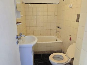 MONOAMBIENTE O DEPARTAMENTO DE 1 AMBIENTE CON BALCON FRANCES EN ALQUILER. VICENTE LOPEZ