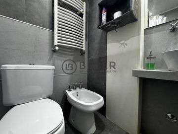 En venta ambiente al frente, Plaza Mitre