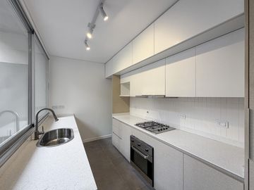 Casa de pasillo de 3 dormitorios con radiadores y quincho en zona rio
