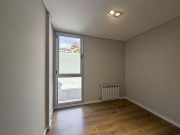 Casa de pasillo de 3 dormitorios con radiadores y quincho en zona rio
