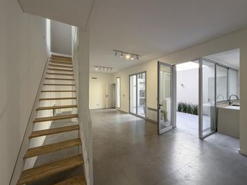 Casa de pasillo de 3 dormitorios con radiadores y quincho en zona rio