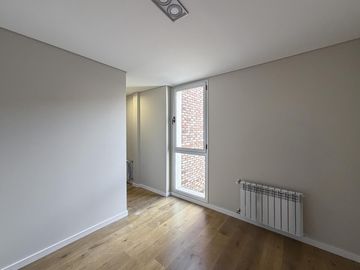 Casa de pasillo de 3 dormitorios con radiadores y quincho en zona rio