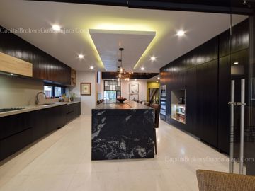 Casa de Lujo con Rinconada del Bosque con Departamento