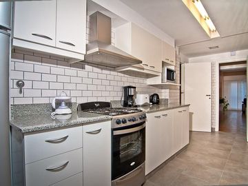 PISO ALTO con balcón en impecable estado - edificio de Categoria sobre Av. Callao - AMOBLADO