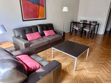 PISO ALTO con balcón en impecable estado - edificio de Categoria sobre Av. Callao - AMOBLADO
