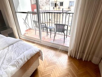 PISO ALTO con balcón en impecable estado - edificio de Categoria sobre Av. Callao - AMOBLADO