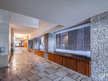 PISO ALTO con balcón en impecable estado - edificio de Categoria sobre Av. Callao - AMOBLADO