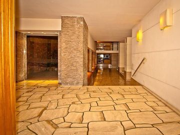 PISO ALTO con balcón en impecable estado - edificio de Categoria sobre Av. Callao - AMOBLADO