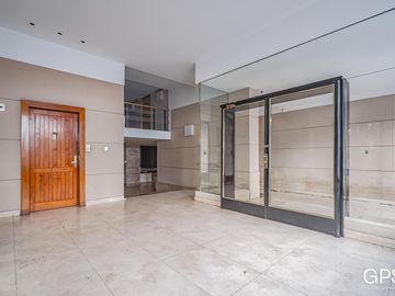 PISO ALTO con balcón en impecable estado - edificio de Categoria sobre Av. Callao - AMOBLADO