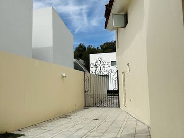 INCREIBLE RESIDENCIA DENTRO DE EXCLUSIVO COTO EN LOMAS DEL VALLE GUADALAJARA