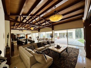 INCREIBLE RESIDENCIA DENTRO DE EXCLUSIVO COTO EN LOMAS DEL VALLE GUADALAJARA