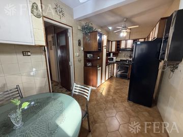Venta piso 3 ambientes con balcón en Flores