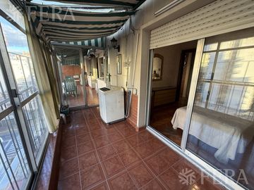 Venta piso 3 ambientes con balcón en Flores