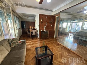 Venta piso 3 ambientes con balcón en Flores