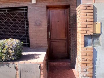 Alquiler PH 2 ambientes con patio en Wilde