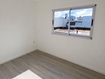 PH de cuatro ambientes en duplex. A la calle con patio propio.