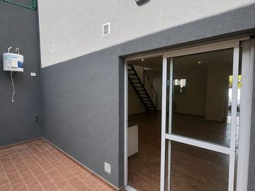 PH de cuatro ambientes en duplex. A la calle con patio propio.