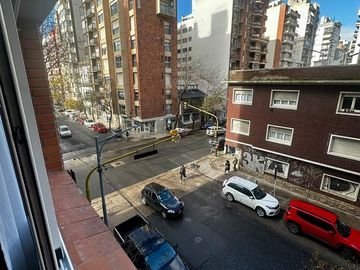 En venta tres ambientes al frente con balcon, Plaza Mitre