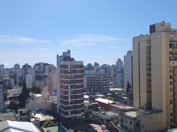 Departamento de 2 ambientes en centro de Quilmes muy luminoso venta