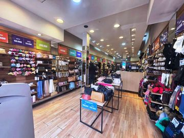 EXCELENTE LOCAL EN FOCO COMERCIAL - 115 M2