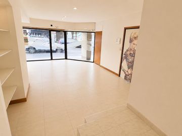 OPORTUNIDAD: ALQUILER LOCAL COMERCIAL - APTO MULTIRRUBRO- GRAN VIDRIERA- LARREA 700 -BALVANERA