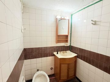 OPORTUNIDAD: ALQUILER LOCAL COMERCIAL - APTO MULTIRRUBRO- GRAN VIDRIERA- LARREA 700 -BALVANERA