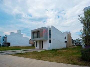 Terreno en venta en Paraje de las Grullas, Tlajomulco de Zúñiga, frente a Casa