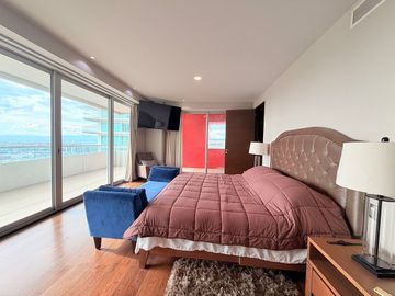 Departamento amueblado en renta en Central Park Torre 200, Centro Sur: 180 m²