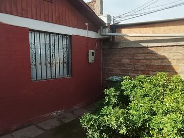 PROPIEDAD CON CASA, AMPLIO PATIO.
