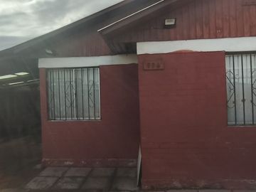 PROPIEDAD CON CASA, AMPLIO PATIO.