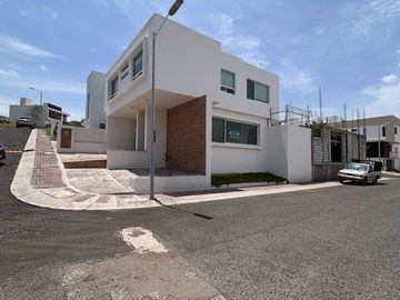 Casa en renta Punta Esmeralda, Corregidora, Qro. en esquina