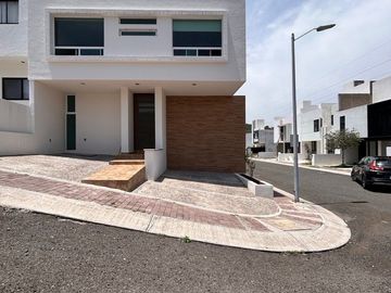 Casa en renta Punta Esmeralda, Corregidora, Qro. en esquina