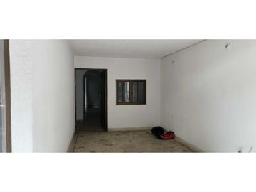 Casa en venta sur cali barrio ciudad 2000 frente a un parque dos pisos