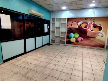 LOCAL COMERCIAL CERCANO A LA MONEDA .Precio Bajo Tasación