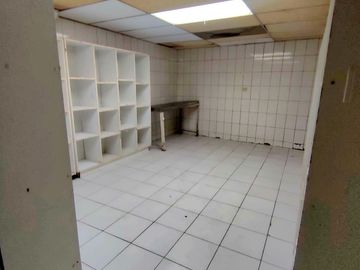 LOCAL COMERCIAL CERCANO A LA MONEDA .Precio Bajo Tasación