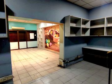 LOCAL COMERCIAL CERCANO A LA MONEDA .Precio Bajo Tasación