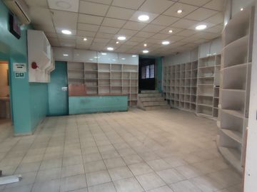 LOCAL COMERCIAL CERCANO A LA MONEDA .Precio Bajo Tasación