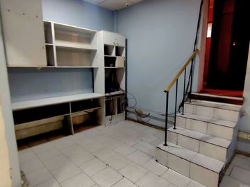 LOCAL COMERCIAL CERCANO A LA MONEDA .Precio Bajo Tasación