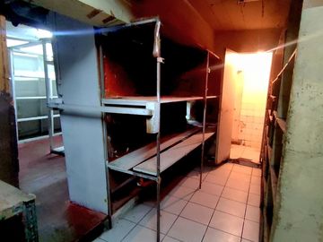 LOCAL COMERCIAL CERCANO A LA MONEDA .Precio Bajo Tasación