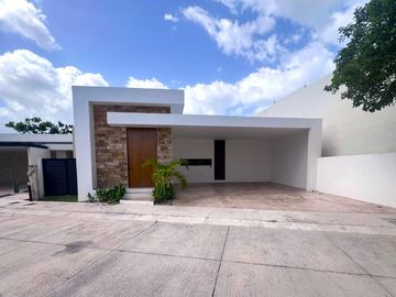 Casa de una planta , en privada con amenidades, Zona Country club