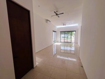 Casa de una planta , en privada con amenidades, Zona Country club