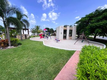Casa de una planta , en privada con amenidades, Zona Country club