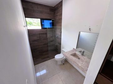 Casa de una planta , en privada con amenidades, Zona Country club