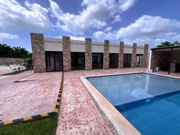 Casa de una planta , en privada con amenidades, Zona Country club