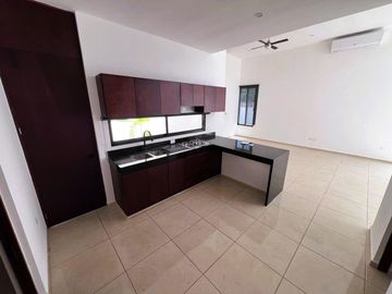 Casa de una planta , en privada con amenidades, Zona Country club