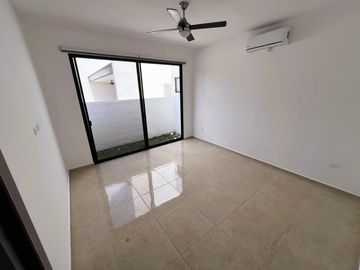 Casa de una planta , en privada con amenidades, Zona Country club