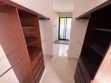 Casa de una planta , en privada con amenidades, Zona Country club