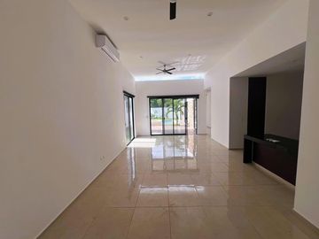 Casa de una planta , en privada con amenidades, Zona Country club