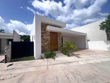 Casa de una planta , en privada con amenidades, Zona Country club